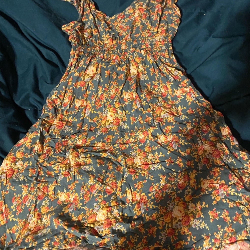xs/s dress with a flower print.can’t find it anywhere so i’m not sure what brand